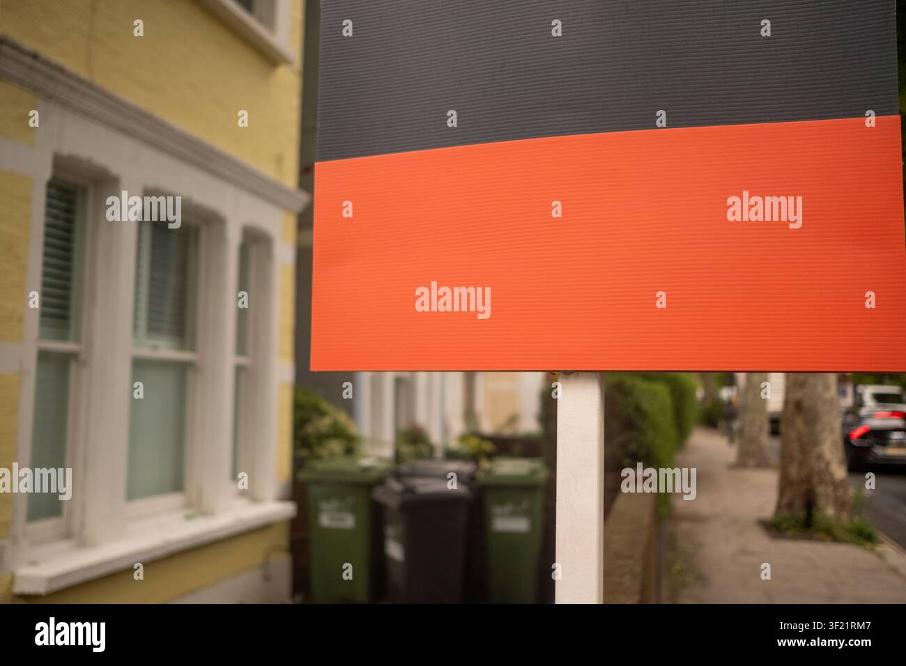 LONDRA - cartello dell'agente immobiliare vuoto in una strada residenziale con spazio per il testo Foto Stock