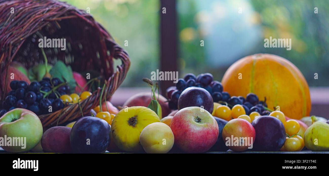 Tutti i tipi di frutta sono frutti estivi sul tavolo Foto Stock