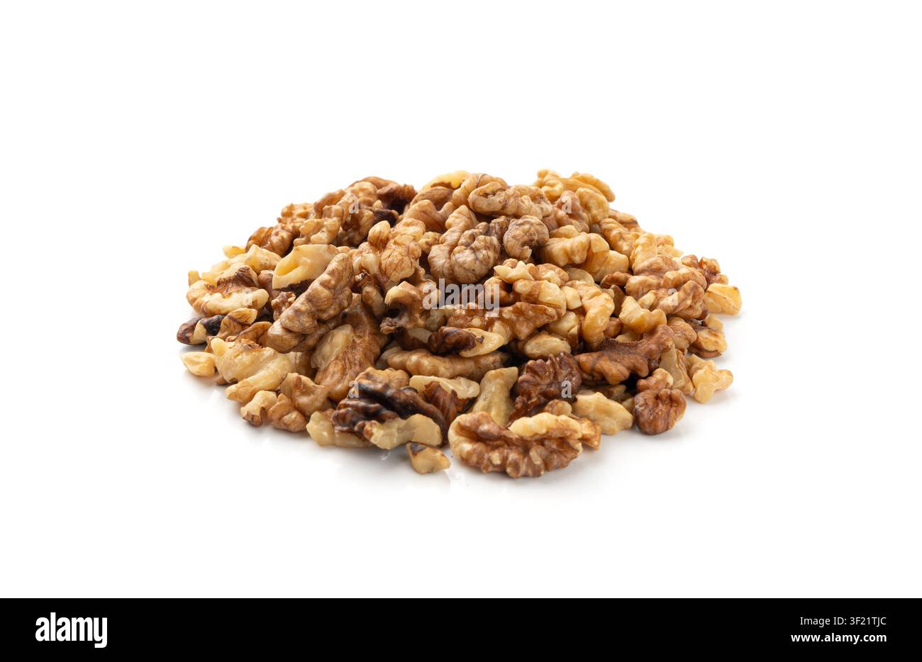 Nocciola di walnut tritata, polvere di noci arrostiti spezzati, mucchio di briciole di noci, pezzi interi di guscio, frazioni, polvere su sfondo bianco Foto Stock