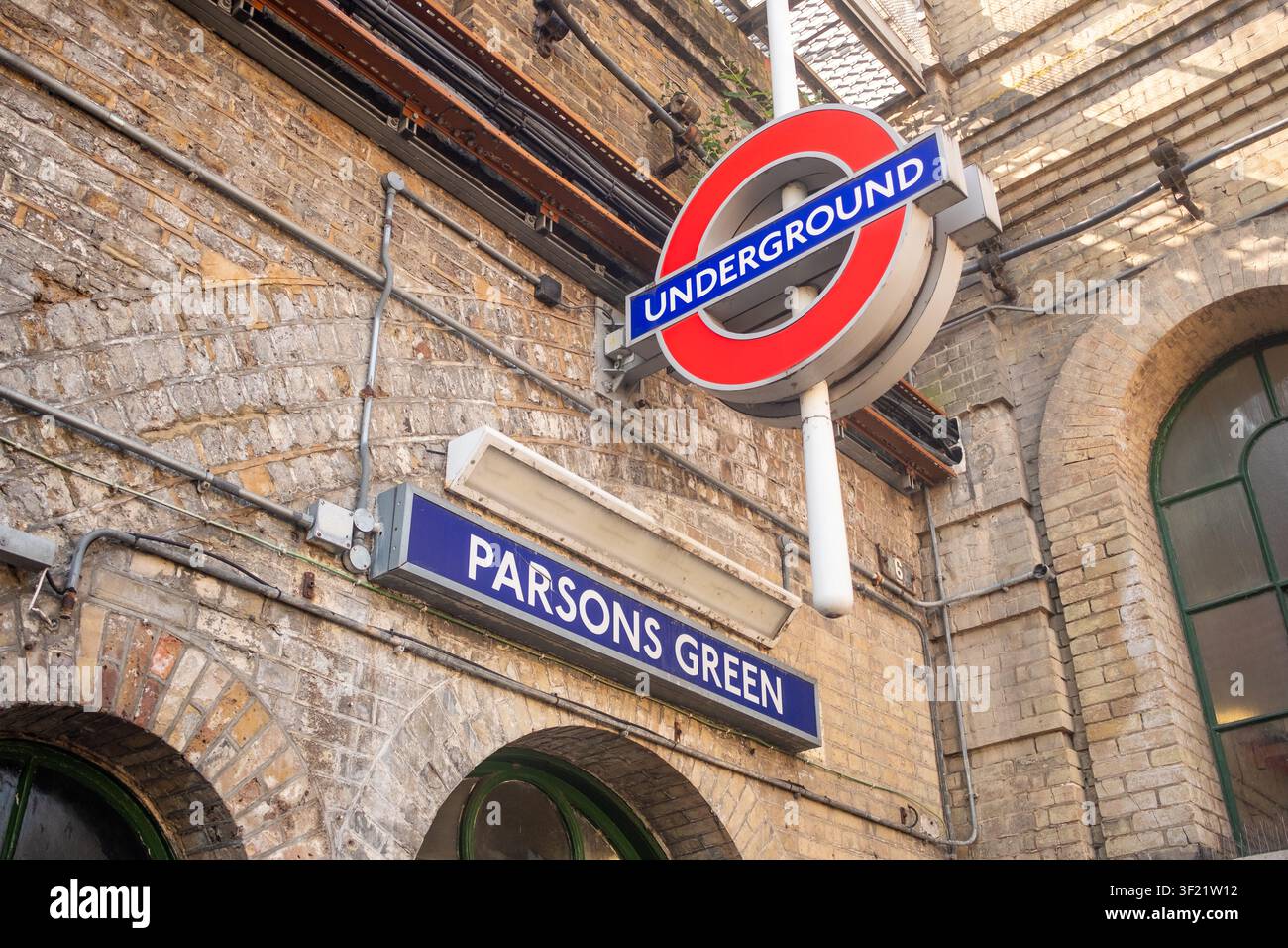 LONDRA - 27 MAGGIO 2026: Stazione della metropolitana Parsons Green – Classico cartello rotondo e nome della stazione sul muro di mattoni. Foto Stock
