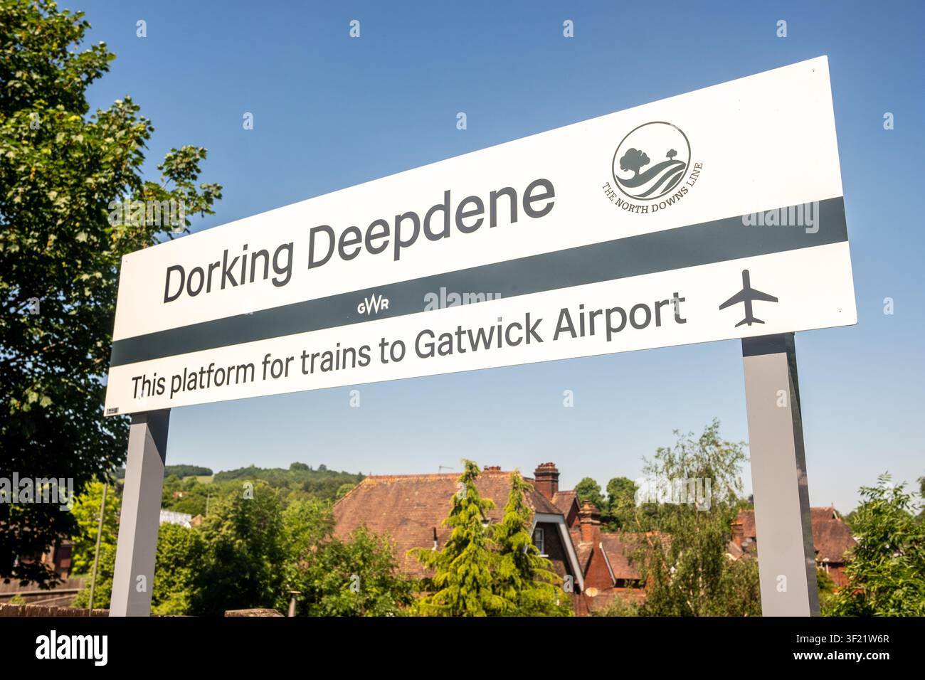 DORKING, SURREY - REGNO UNITO: 27 MAGGIO 2026: Cartello della stazione di Dorking Deepdene – Binario per i treni per l’aeroporto di Gatwick sulla North Downs Line. Foto Stock