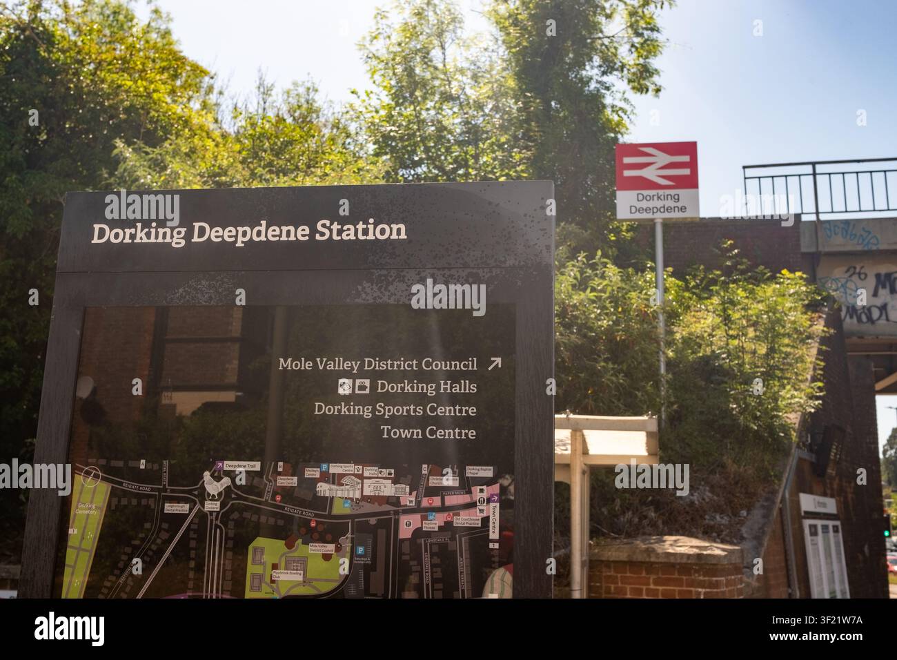DORKING, SURREY - REGNO UNITO: 27 MAGGIO 2026: Cartello della stazione di Dorking Deepdene – Binario per i treni per l’aeroporto di Gatwick sulla North Downs Line. Foto Stock