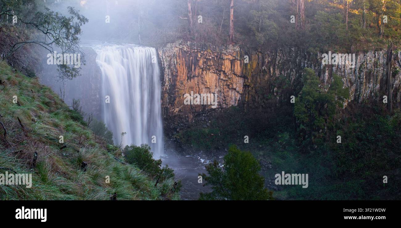 Cascate di Trentham nella nebbia mattutina Foto Stock