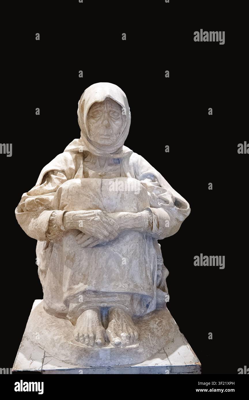 Scultura in marmo di una donna seduta in abito tradizionale su uno sfondo scuro al Museo di Cagliari Foto Stock