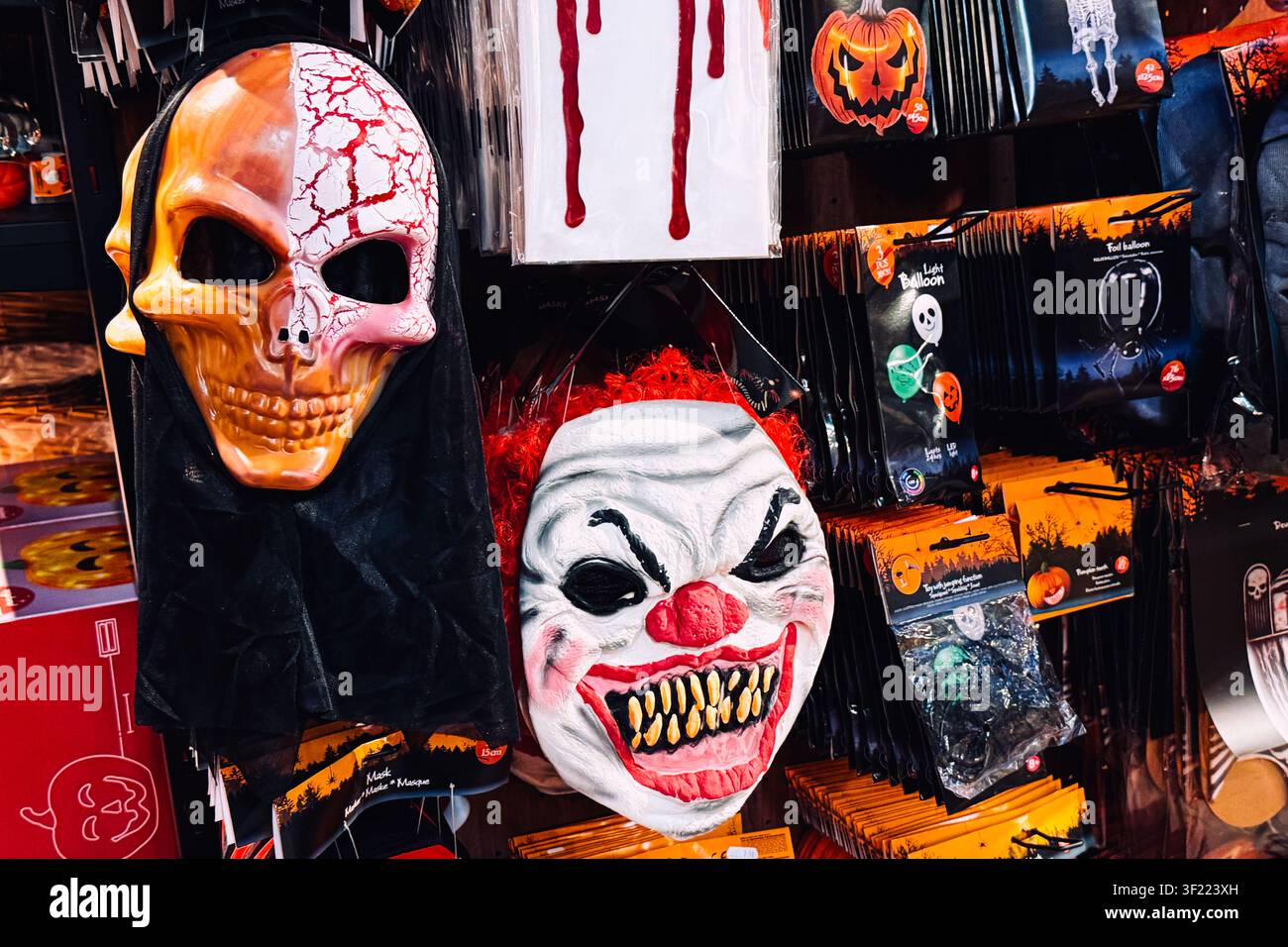 Maschere e decorazioni spaventose per Halloween esposte in vendita. Acquisti per le feste, esposizione al dettaglio, merchandising Halloween. Varsavia, Polonia – 15 luglio 2026 Foto Stock