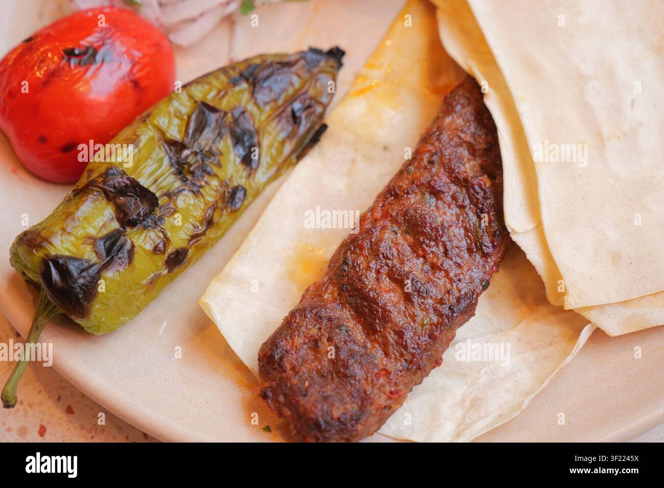 Pasto delizioso con carne alla griglia e verdure su un piatto Foto Stock