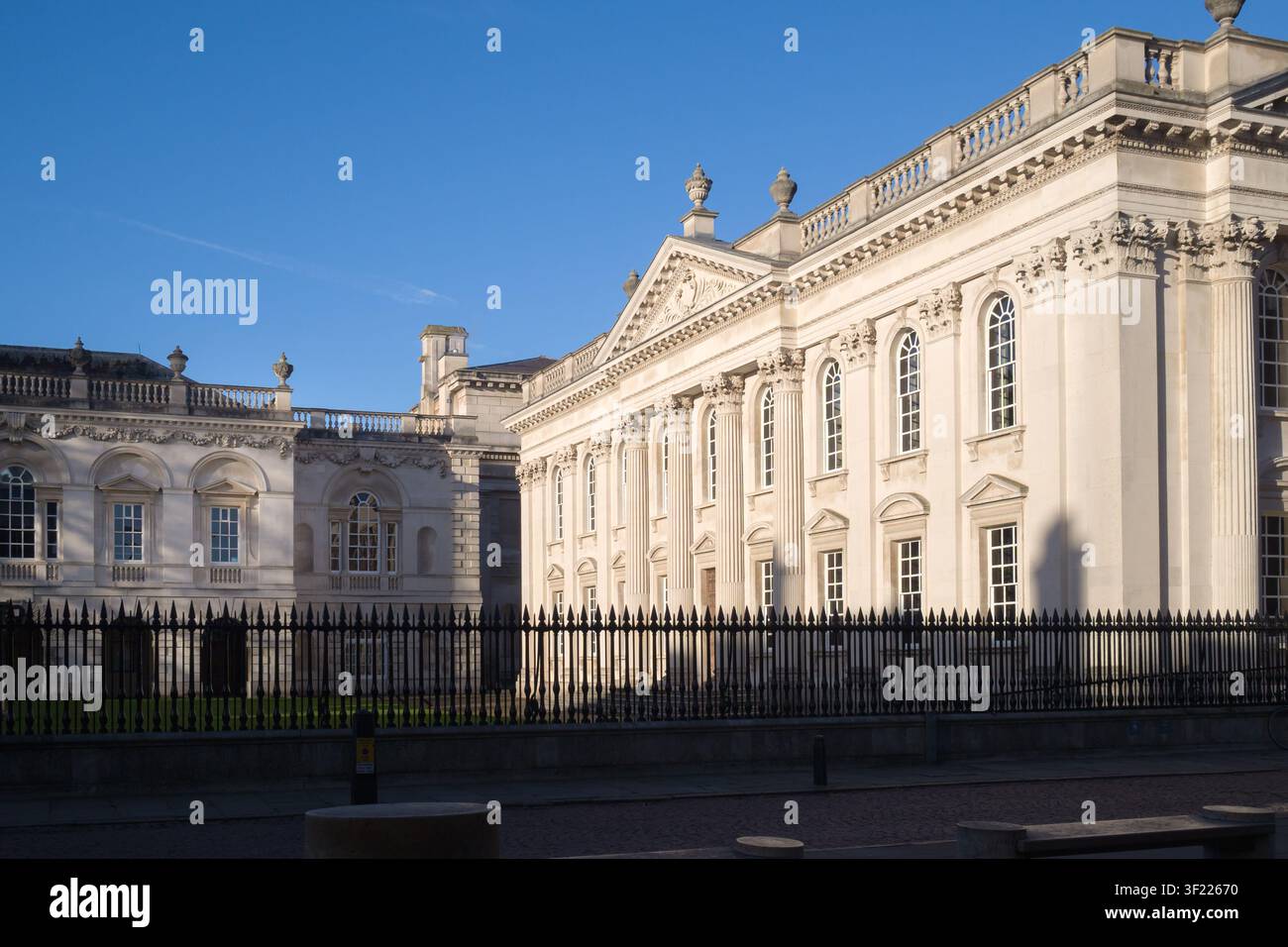 Università di Cambridge, il neoclassico Senate House, a destra, di James Gibbs, 1722-30, e l'edificio Old Schools, a sinistra, di Stephen Wright, 1754-58. Foto Stock