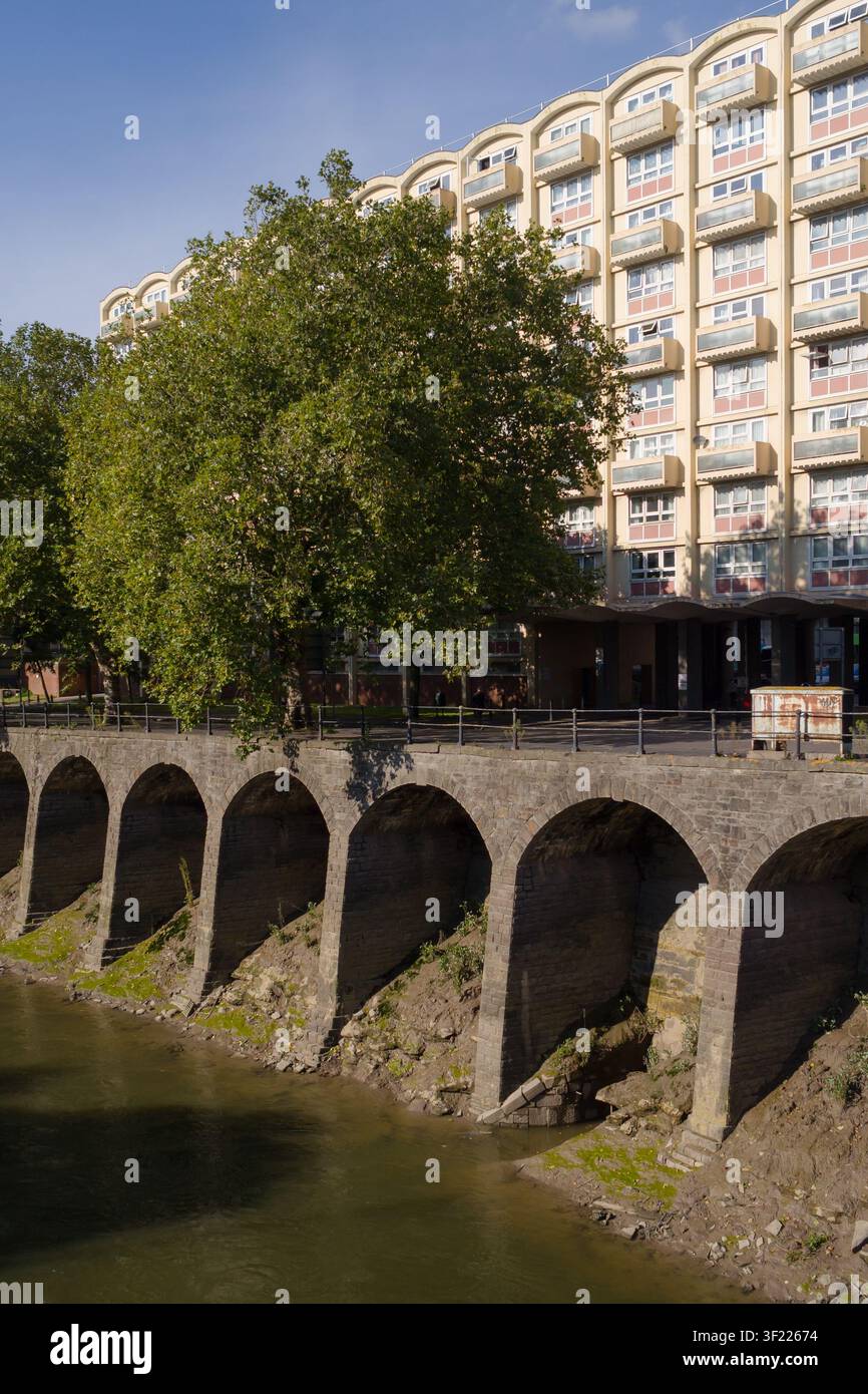 Francombe House, Commercial Road, Redcliffe, Bristol, edilizia popolare del movimento moderno del dopoguerra, sopra profondi archi di sostegno in pietra sul fiume Avon. Foto Stock