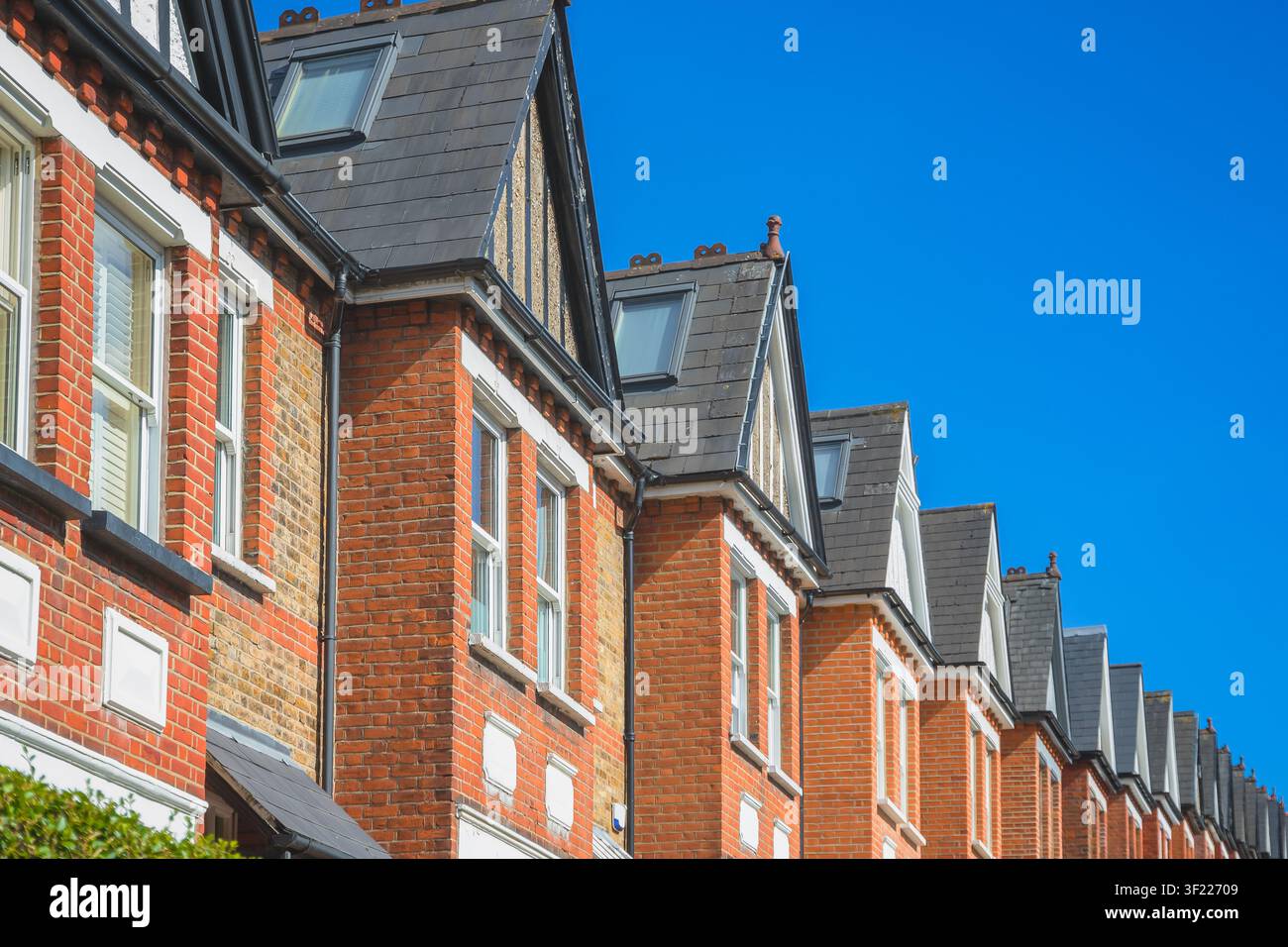 Filare di case a schiera inglesi in una zona collinare a Crouch End, Nord Londra, Regno Unito Foto Stock