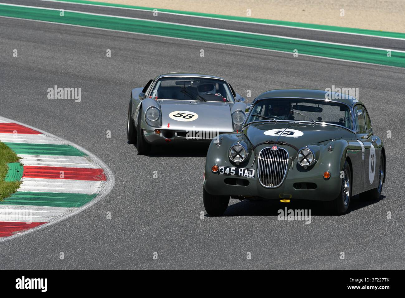 Scarperia, Italia – 5 aprile 2024: Jaguar XK150 Coupe del 1961 guidata da sconosciuto in azione durante la Mugello Classic 2024 al circuito del Mugello in Italia. Foto Stock