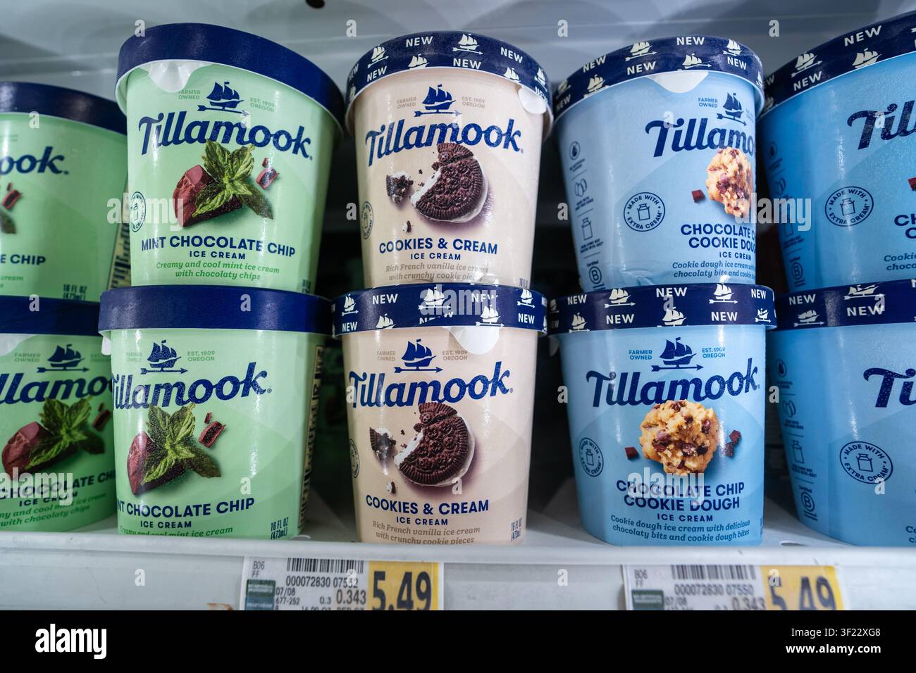 Contenitore di gelato Tillamook su uno scaffale di un negozio di alimentari con il marchio di latticini e dessert congelati premium Foto Stock
