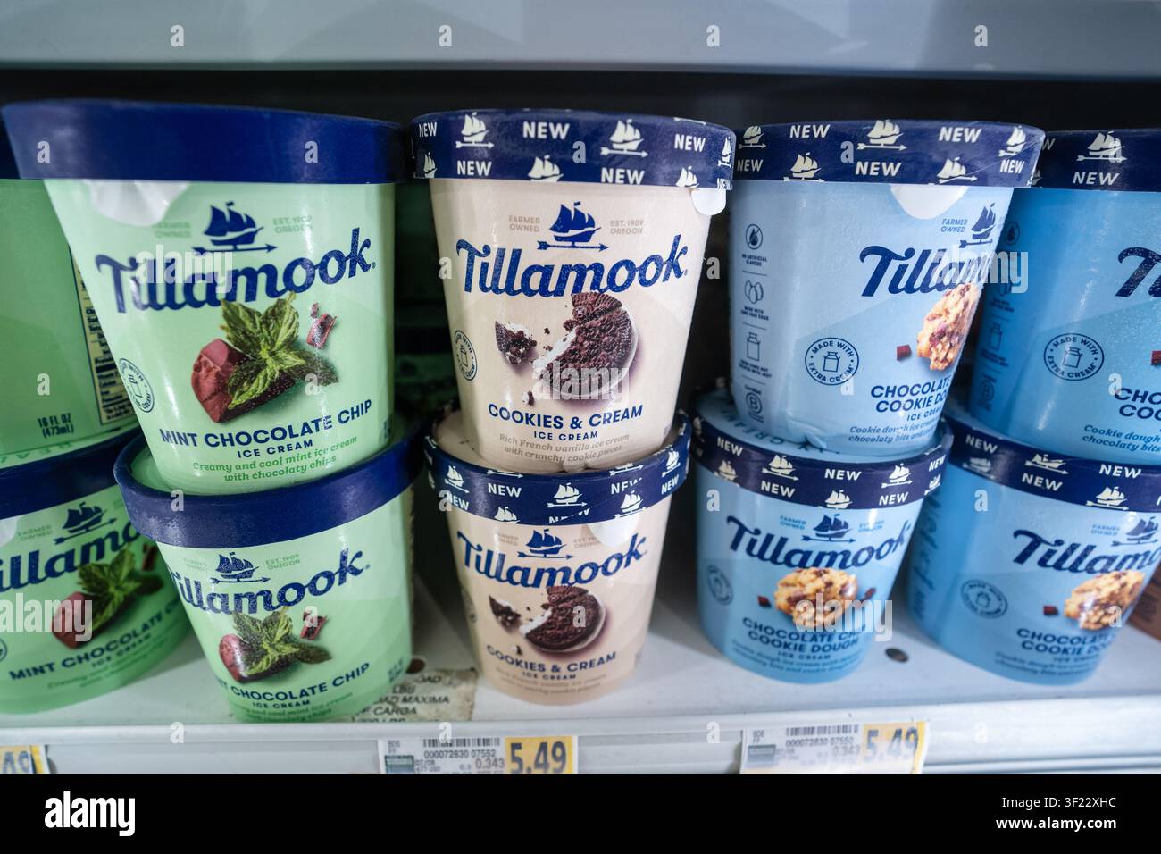 Contenitore di gelato Tillamook su uno scaffale di un negozio di alimentari con il marchio di latticini e dessert congelati premium Foto Stock