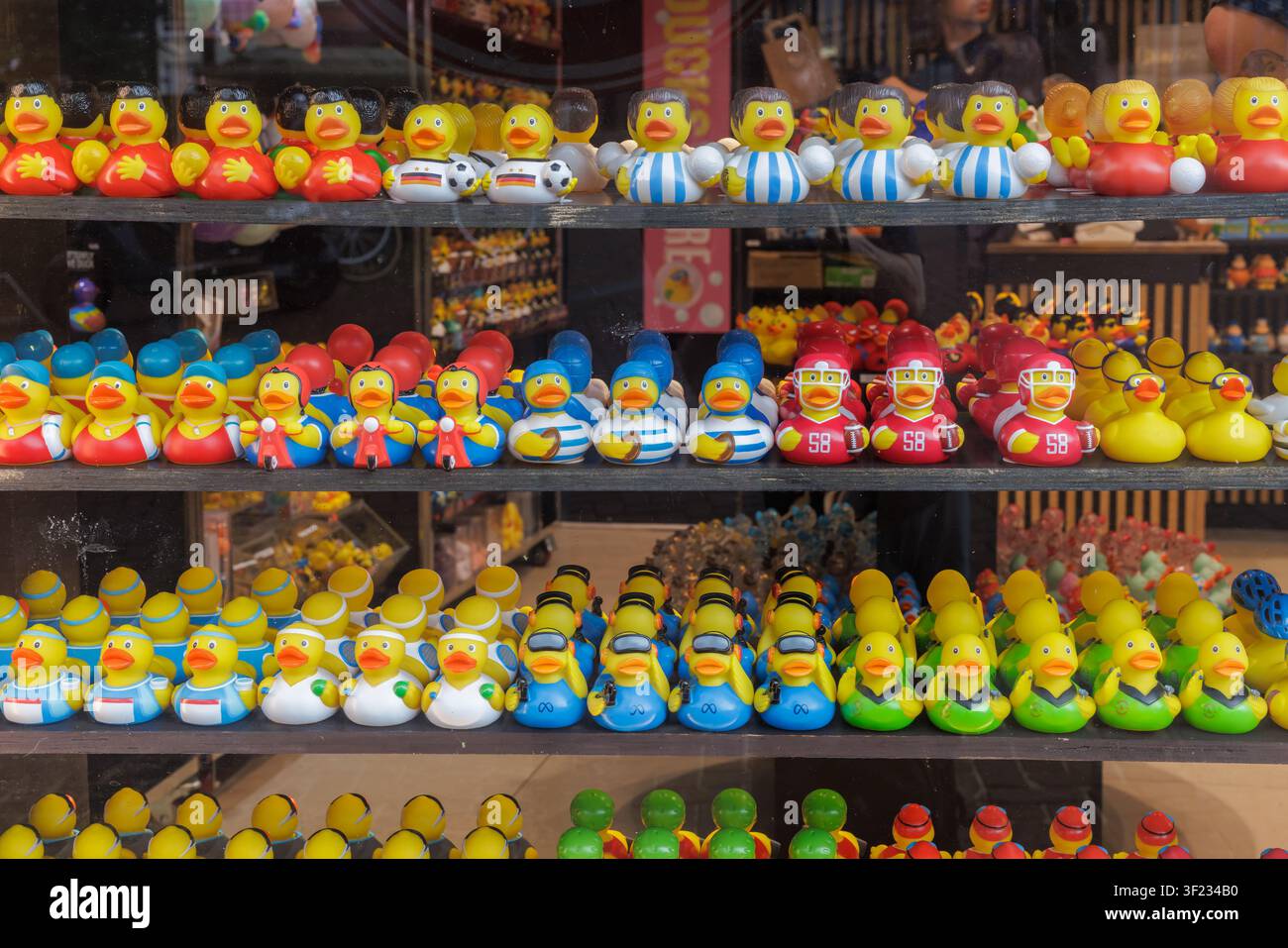 Amsterdam, Paesi Bassi - 2 luglio 2026: Vendita di giocattoli a forma di papera di gomma in un negozio di Amsterdam, Paesi Bassi Foto Stock