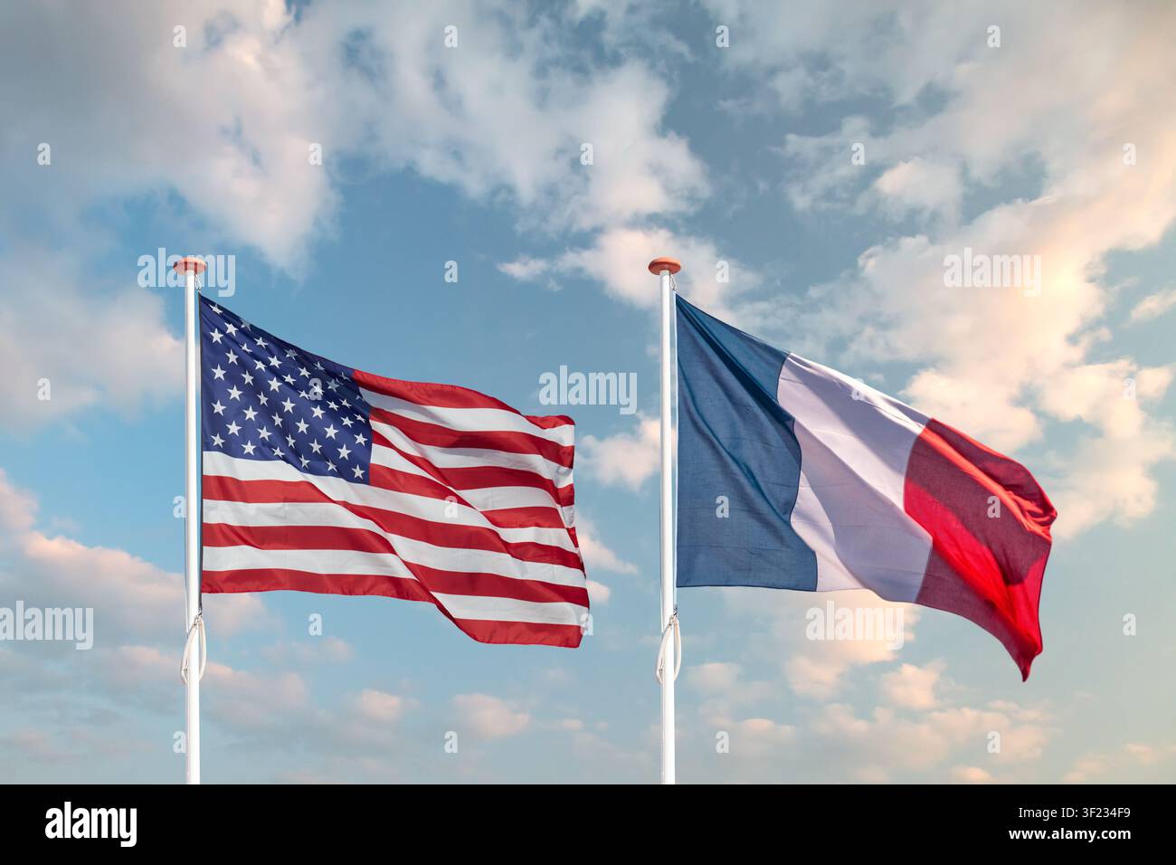 Bandiera americana e francese che sventola davanti a un cielo blu Foto Stock