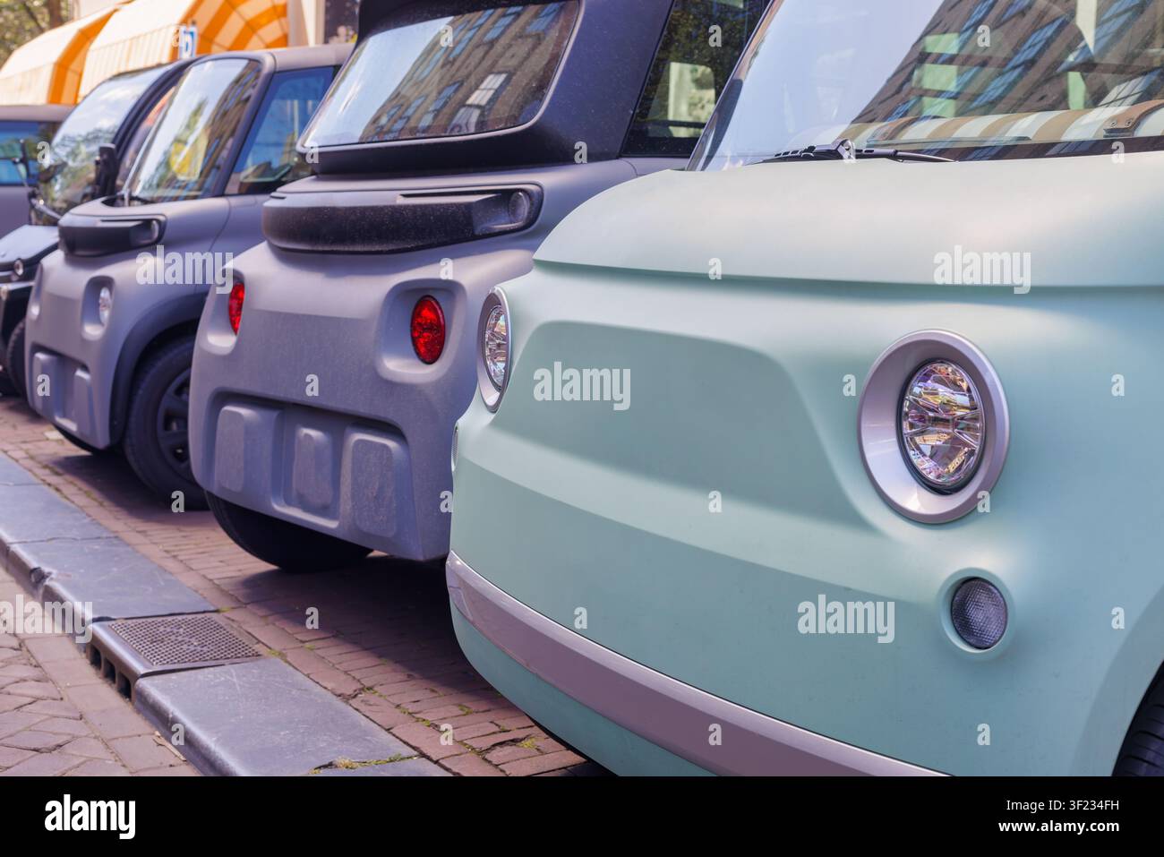 Auto micro elettriche parcheggiate ad Amsterdam, Paesi Bassi Foto Stock