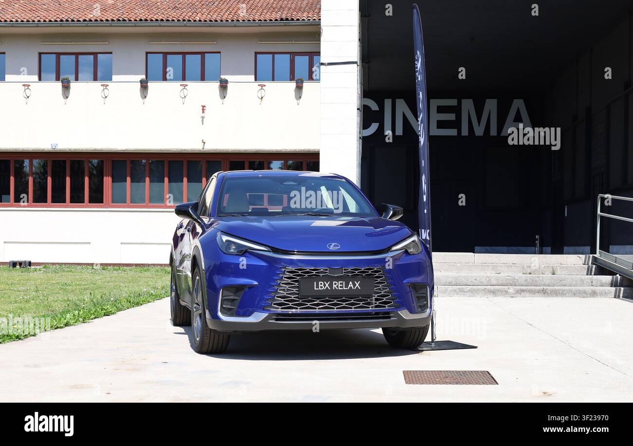 Udine, Italia. 27 aprile 2025. Vista frontale della nuova Lexus LBX Relax blu in mostra in città. Foto Stock