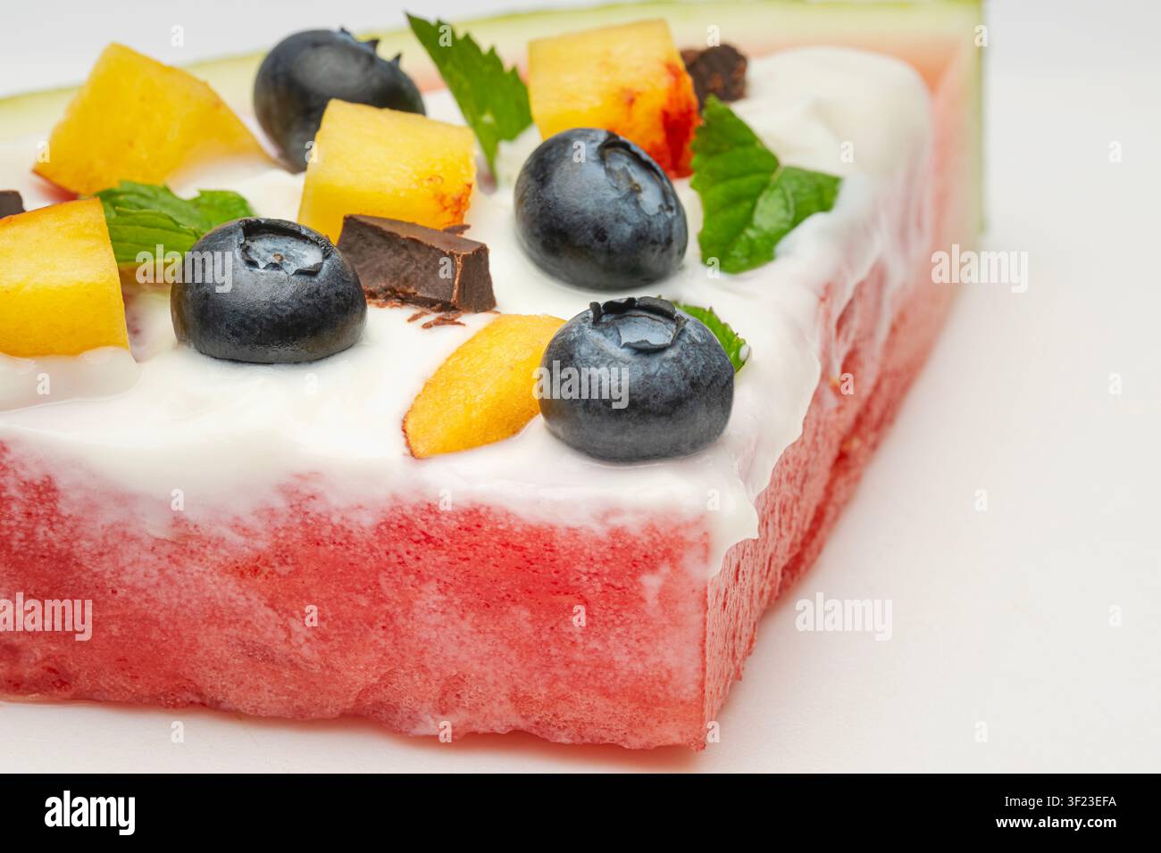 Primo piano di una fetta di pizza alla anguria Foto Stock