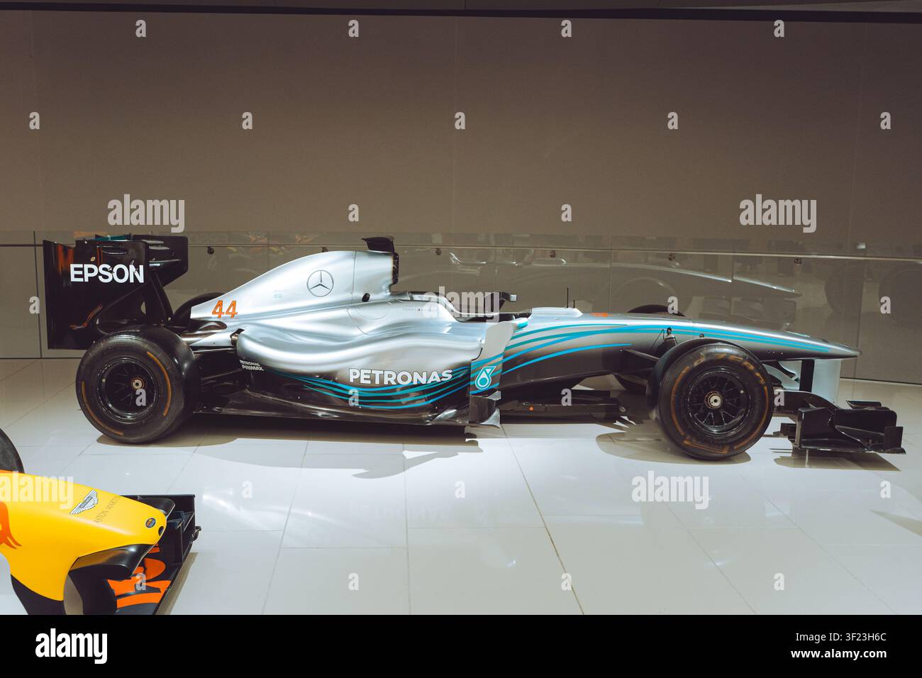 Monaco, Monaco, Monaco – 22 settembre 2025: Auto da corsa Mercedes F1 W07 Hybrid nella collezione privata di auto del Principe Rainier III, Monaco Foto Stock