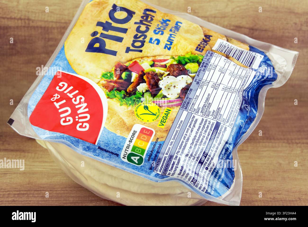 Amburgo, Germania - 14 febbraio 2026: 5 sacchetti di pane pita di Gut und Günstig Edeka Foto Stock