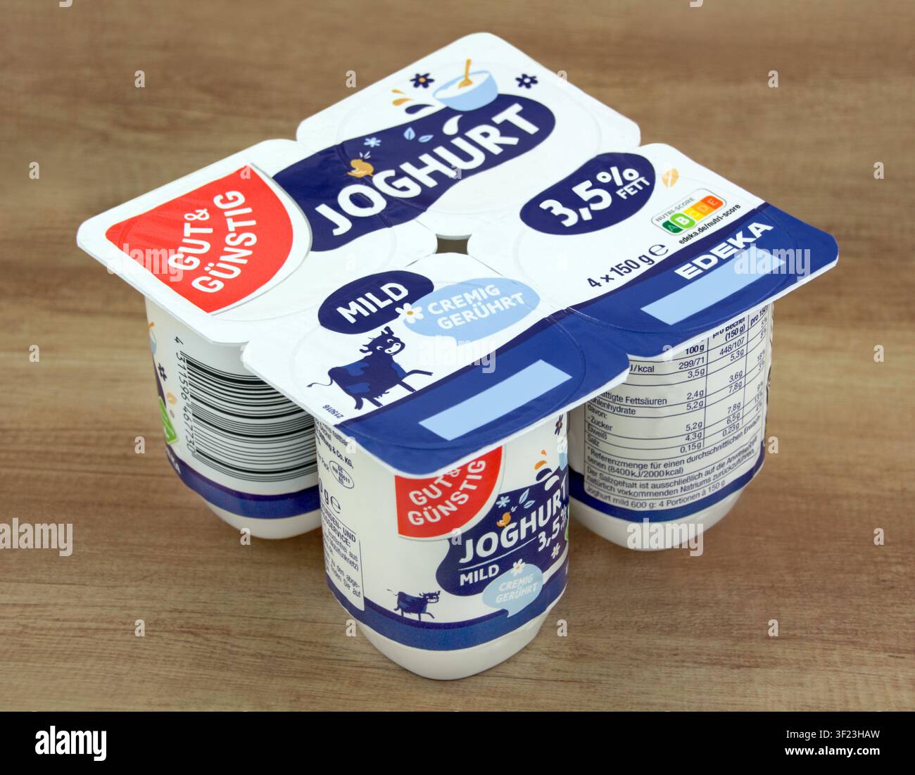 4 bicchieri di yogurt dolce di Gut und Günstig Edeka Foto Stock
