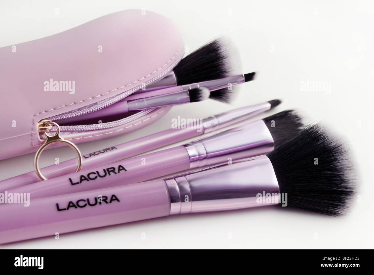 Set di pennelli da trucco e borsa Lacura Foto Stock