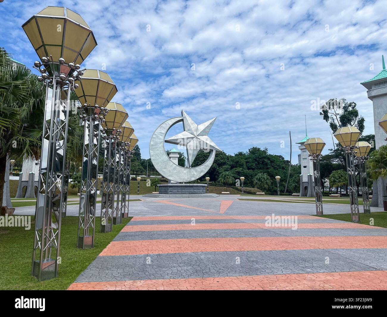 Monumento del centro amministrativo dello stato di Johor a Kota Iskandar, Johor, Malesia. - Immagine stock catturata con smartphone