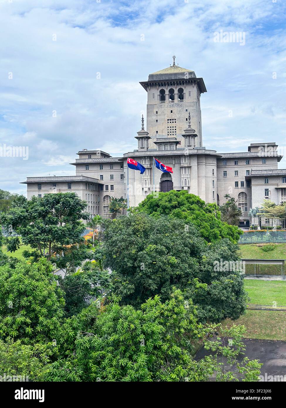 Edificio Sultan Ibrahim che si affaccia sulla città di Johor Bahru a Johor, Malesia. - Immagine stock catturata con smartphone