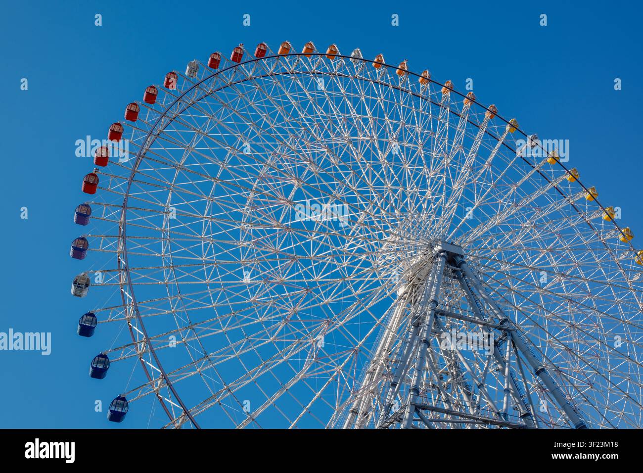 Vista architettonica a basso angolo della gigantesca struttura in acciaio della ruota panoramica blu di Tempozan contro un cielo azzurro limpido, Osaka, Giappone. Foto Stock