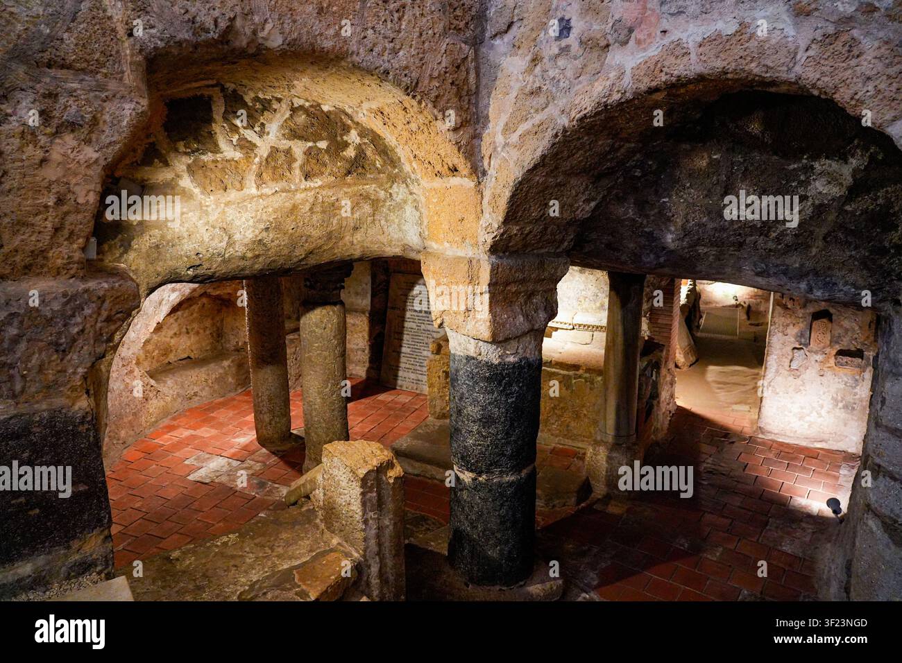 Antico ipogeo sotterraneo e catacombe sotto la Basilica di Sant'Antioco Martire in Sardegna, Italia Foto Stock