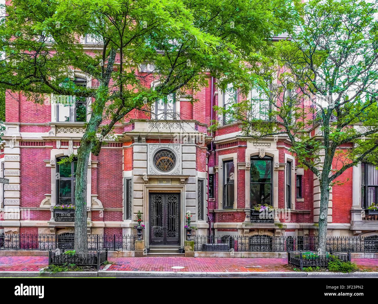 Massachusetts, USA, 9 giugno 2025, edificio in mattoni rossi su Marlborough Street nel distretto di Back Bay, Boston Foto Stock
