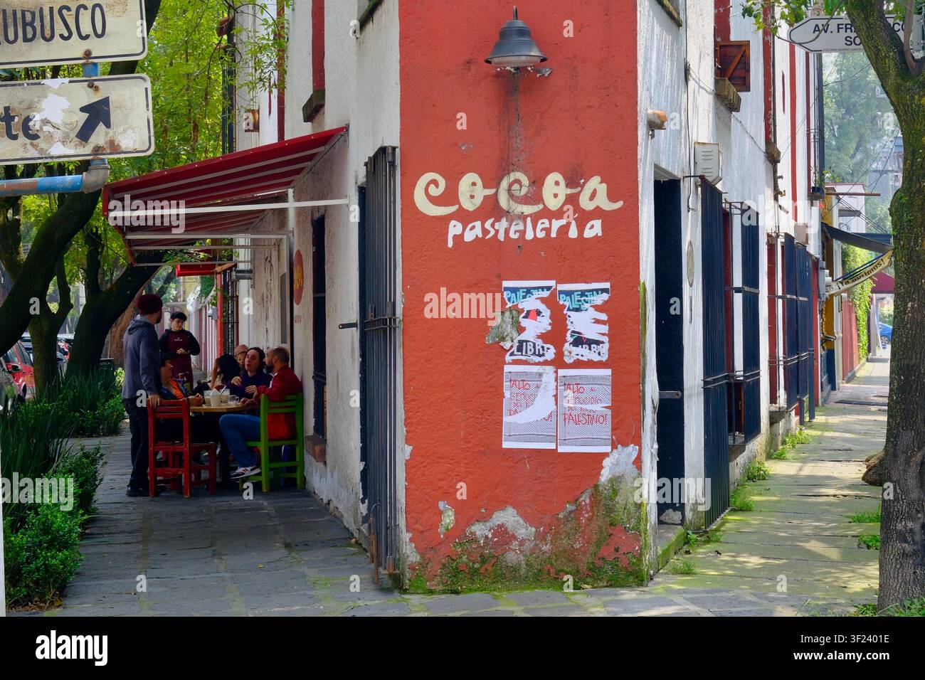 Città del Messico, CDMX, Messico - 1 ottobre 2025: Affascinante scena di un caffè all'incrocio di CDMX Foto Stock