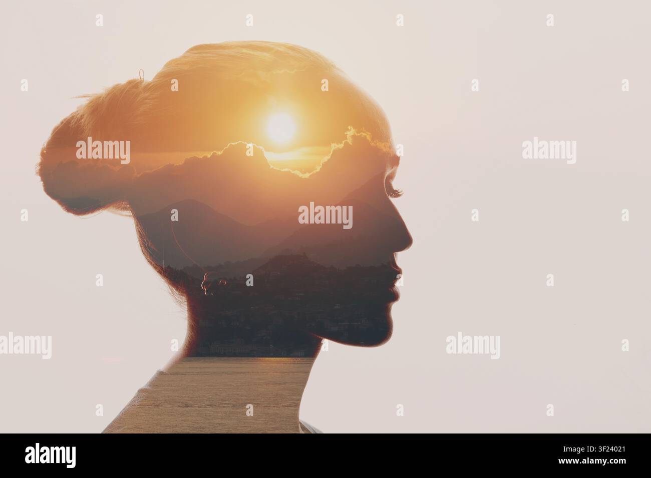 Psicologia e meditazione. Donna positiva che gode dell'armonia della pace interiore e della consapevolezza nell'esperienza della natura. Calma pacifica libertà e consapevolezza di Foto Stock