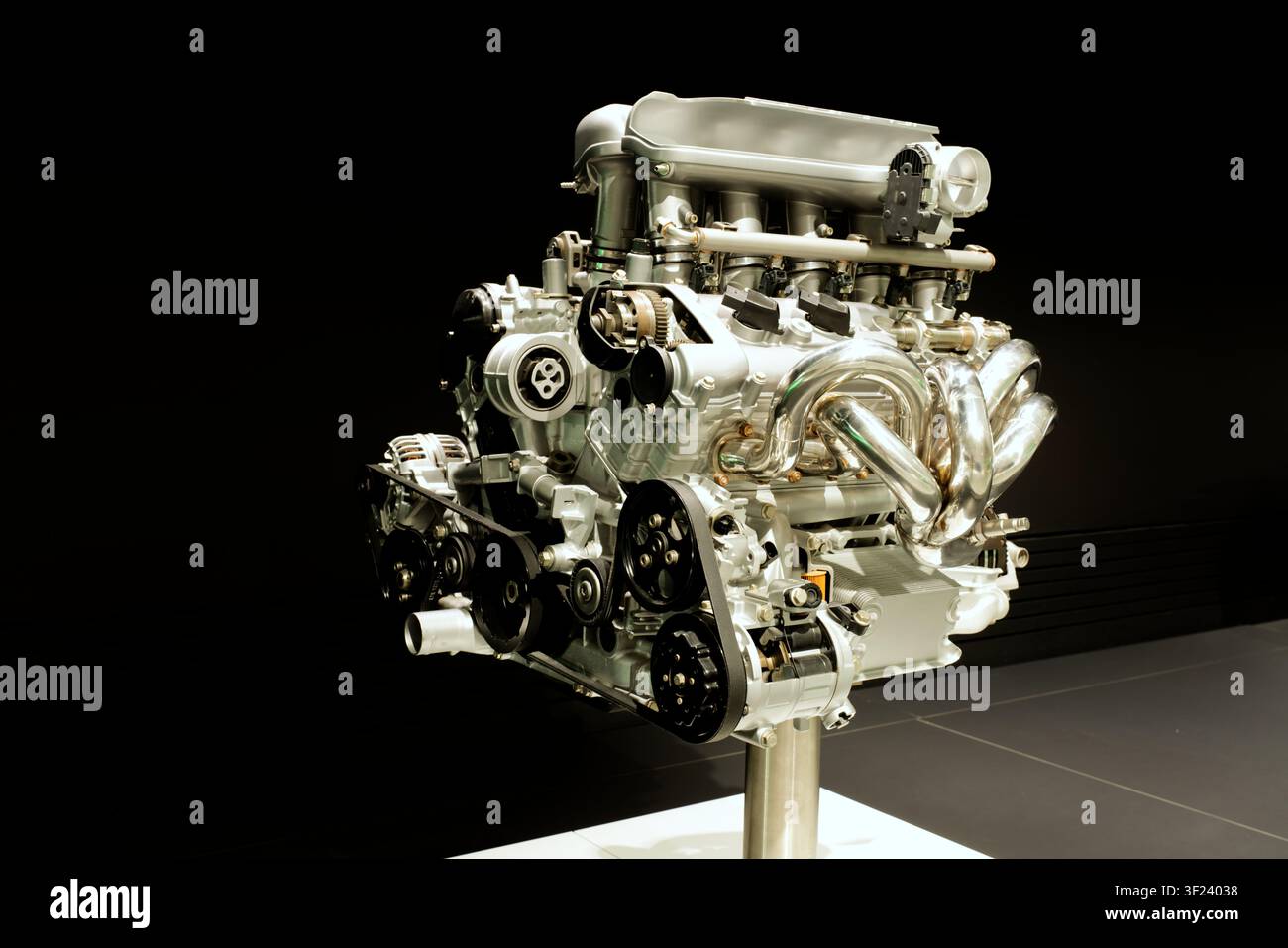 Un potente motore contemporaneo per auto sportive V8 con collettori cromati, sistema di cinghia di trasmissione e collettore di aspirazione. Foto Stock