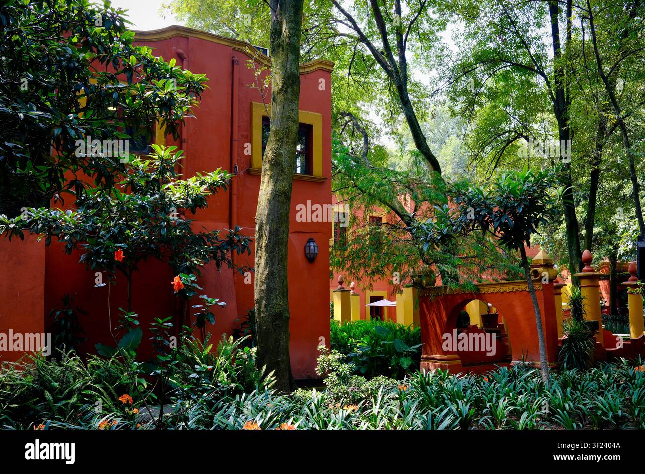 Città del Messico, CDMX, Messico – 1 ottobre 2025: Bellissimi edifici Casa Alvarado arancioni e gialli con un giardino incantevole Foto Stock