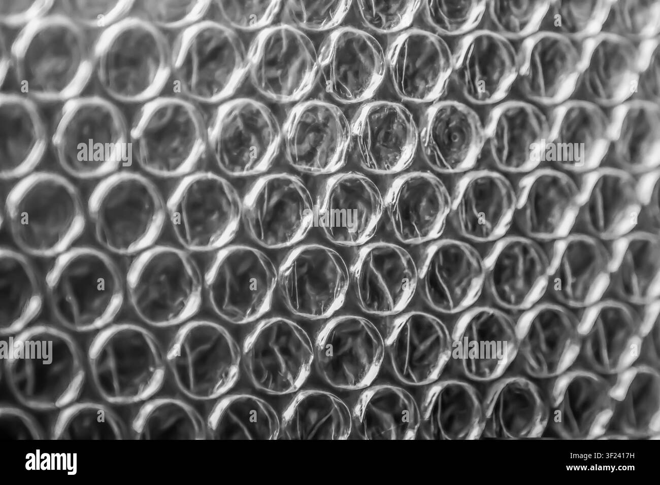 Texture macro di materiale di imballaggio in pluriball di plastica. Sfondo monocromatico astratto con una texture in primo piano di pluriball di plastica trasparente utilizzato Foto Stock