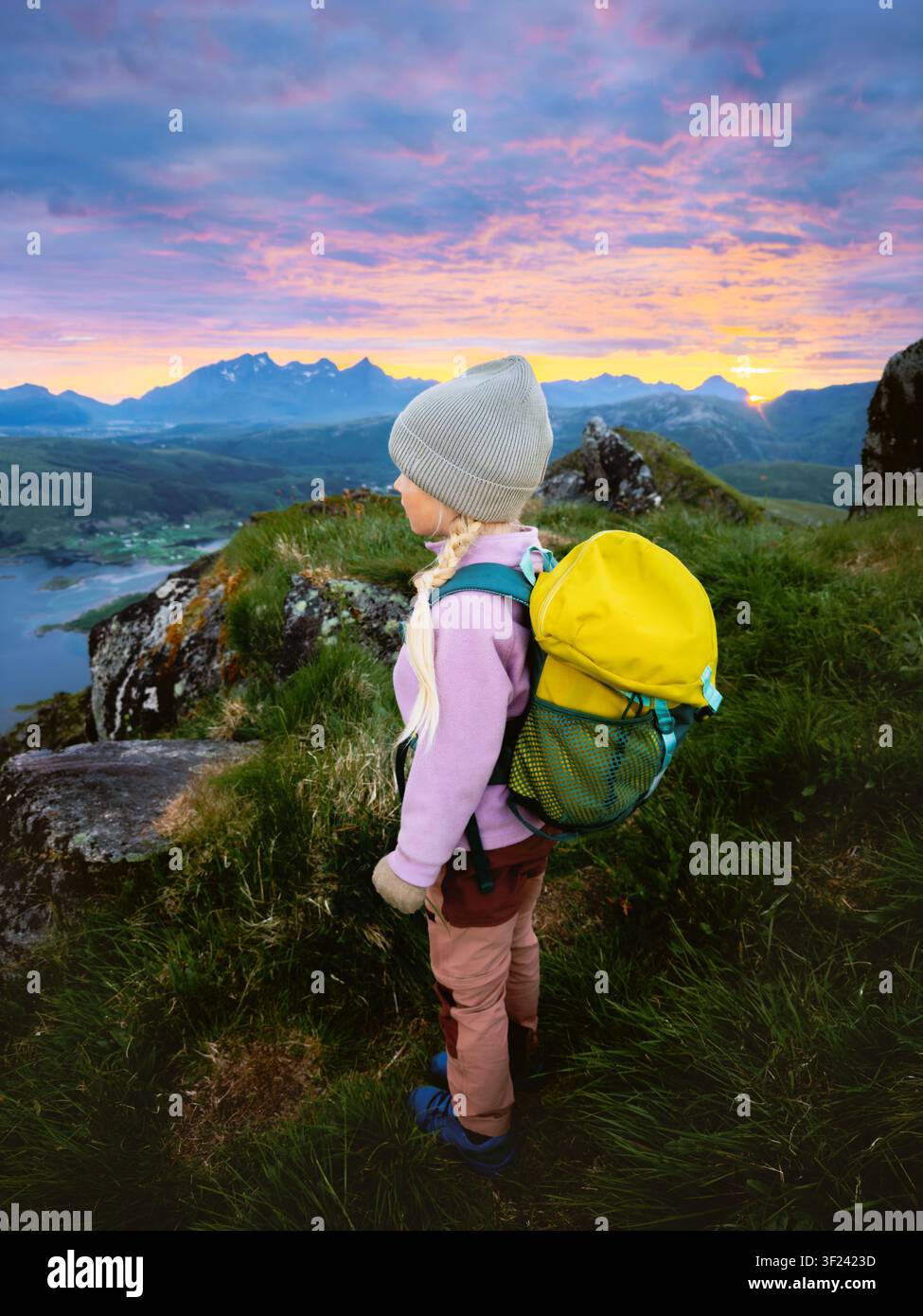 Bambina con zaino esplora sentieri escursionistici nelle isole Lofoten vacanza viaggio all'aperto viaggio per bambini in Norvegia, vacanza estiva in famiglia, 5 anni o Foto Stock