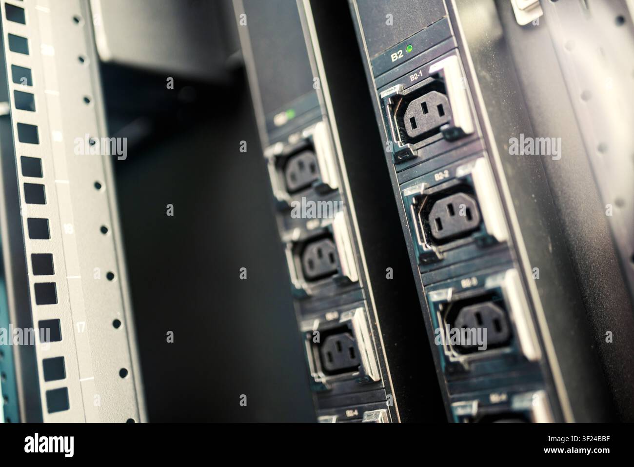 Vista ravvicinata di unità di alimentazione installate in uno scaffale di server di un data center, che mostra hardware elettronico avanzato cruciale per l'elaborazione dei dati e St Foto Stock