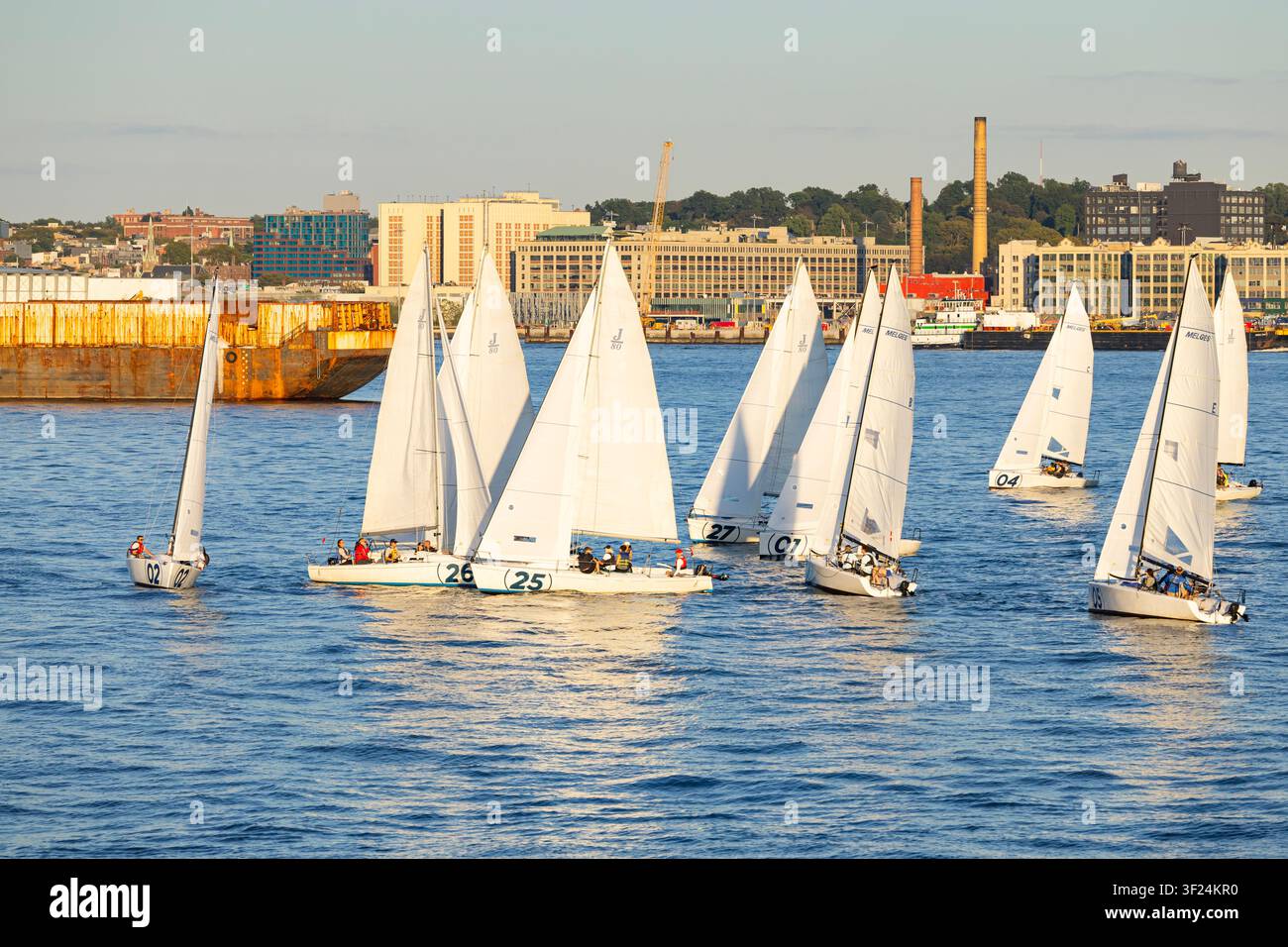 New York, USA - 01.09.2026: Allenamento di barca a vela a tre persone nella baia di Hudson, New York. Foto Stock