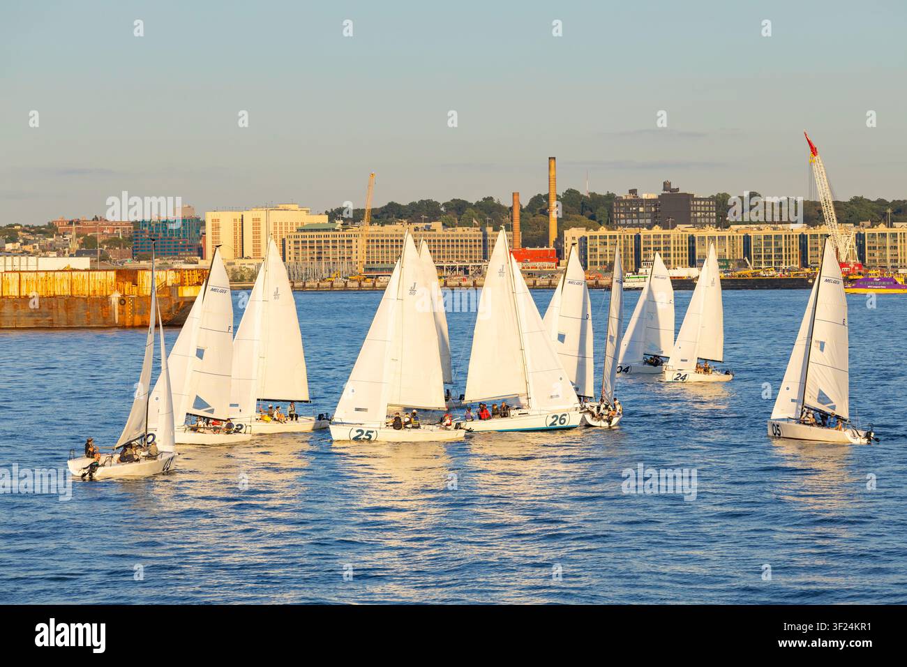 New York, USA - 01.09.2026: Barche a vela per tre persone in allenamento nella baia di Hudson, New York. Foto Stock