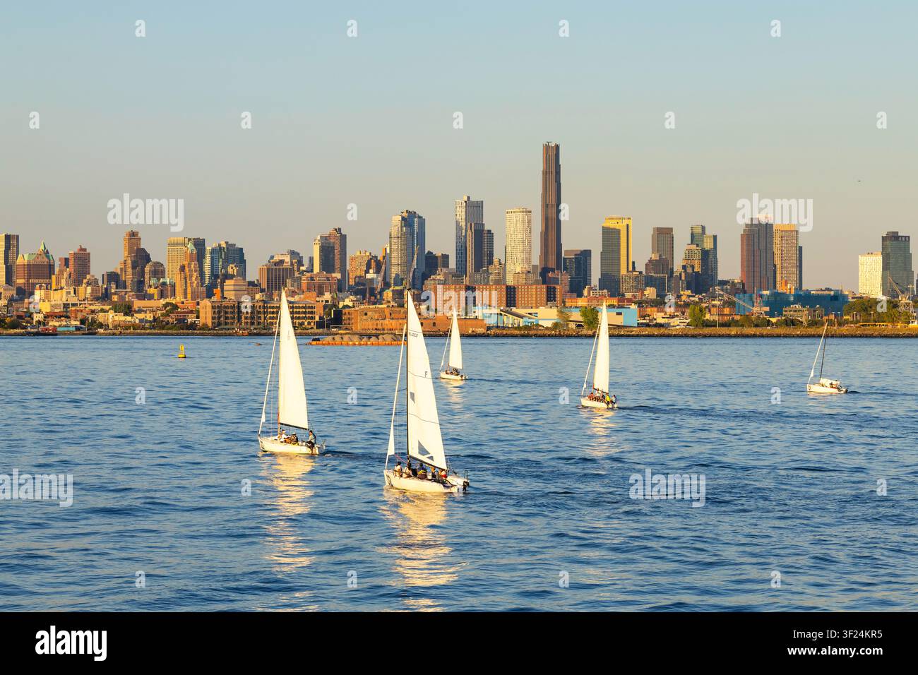 New York, USA - 01.09.2026: Barche a vela per tre persone in allenamento nella baia di Hudson, New York. Foto Stock