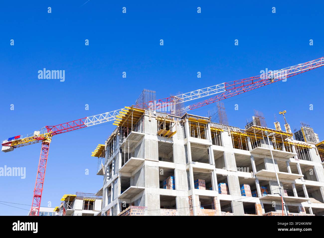 Bucarest, Romania - 20.08.2026: Costruzione di nuovi edifici residenziali con gru per grattacieli Foto Stock