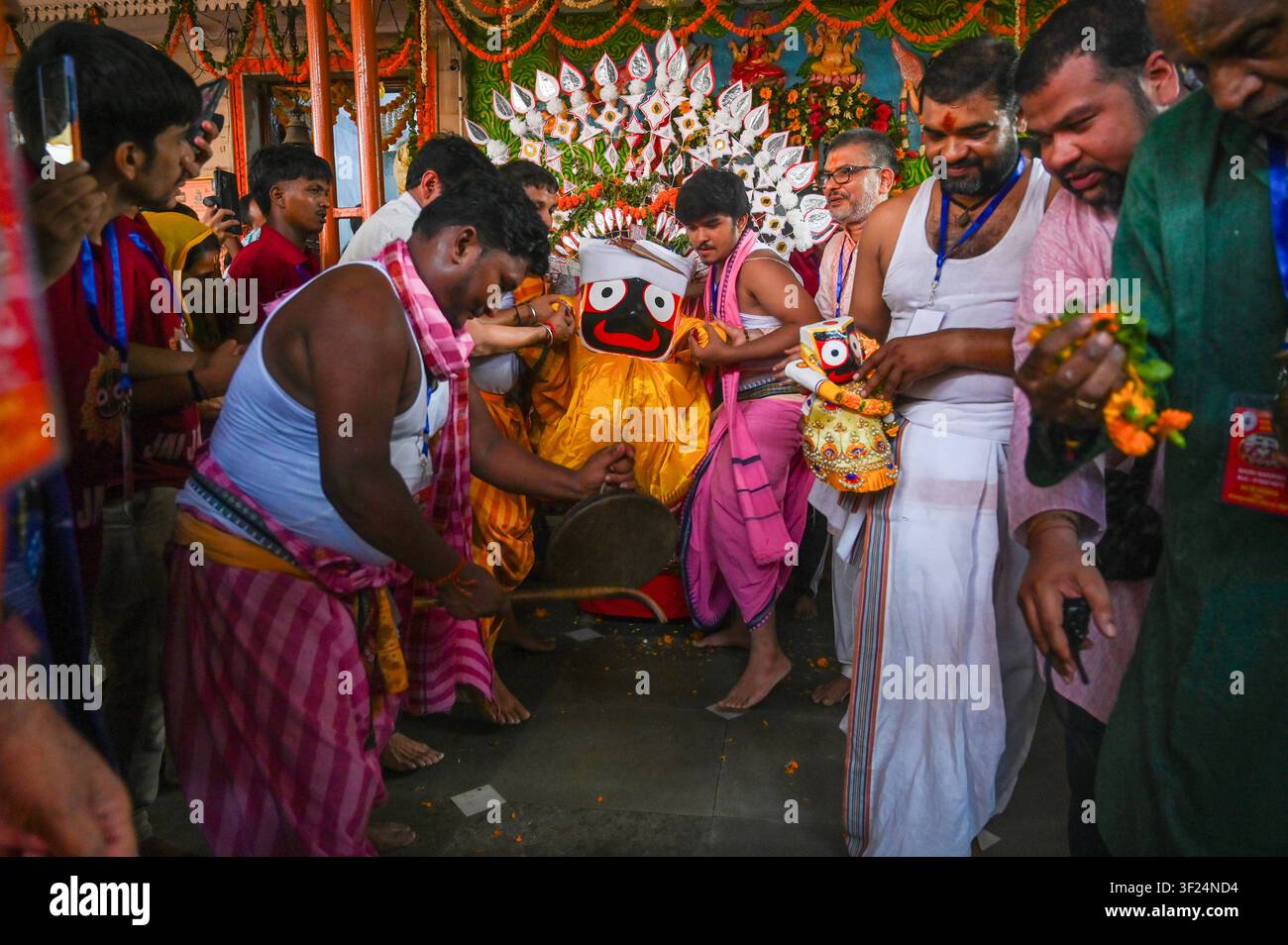 NOIDA, INDIA - 16 LUGLIO: Devoti trascinano il carro che trasporta Lord Jagannath, suo fratello Balabhadra e sua sorella Subhadra tra le persone radunate durante la processione del Jagannath Rath Yatra nel settore 35 il 16 luglio 2026 a Noida, in India. Foto di Sunil Ghosh/Hindustan Times I devoti sfilano nella Yatra annuale di Jagannath a Noida Foto Stock