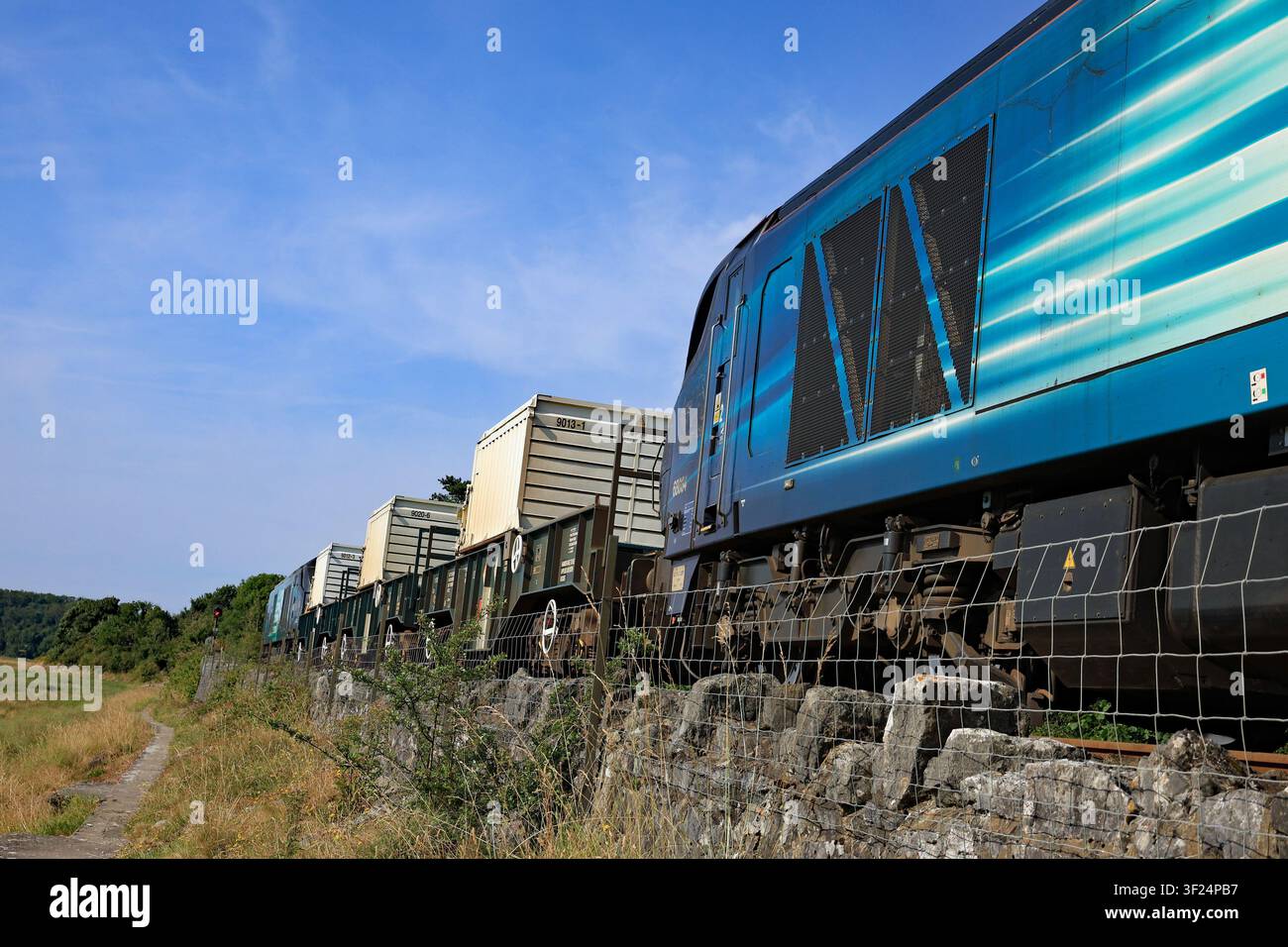 Locomotiva DRS 68034 sulla coda di un treno con contenitore nucleare, in attesa di un segnale verde per procedere sul terrapieno subito dopo la stazione di Kents Bank. Foto Stock