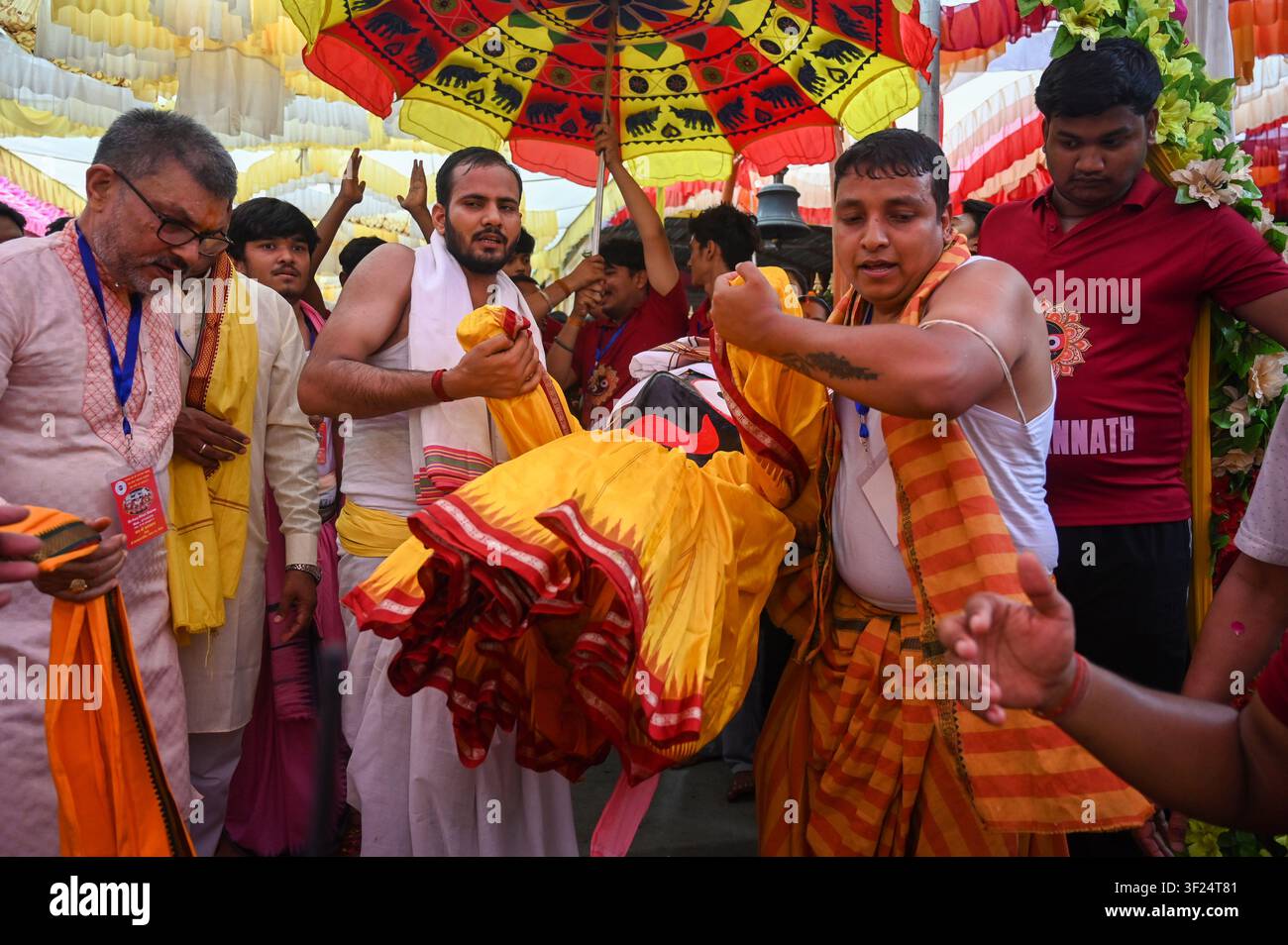 Noida, India. 16 luglio 2026. NOIDA, INDIA - 16 LUGLIO: Devoti trascinano il carro che trasporta Lord Jagannath, suo fratello Balabhadra e sua sorella Subhadra tra le persone radunate durante la processione del Jagannath Rath Yatra al settore 35 il 16 luglio 2026 a Noida, in India. (Foto di Sunil Ghosh/Hindustan Times/Sipa USA) Credito: Sipa USA/Alamy Live News Foto Stock