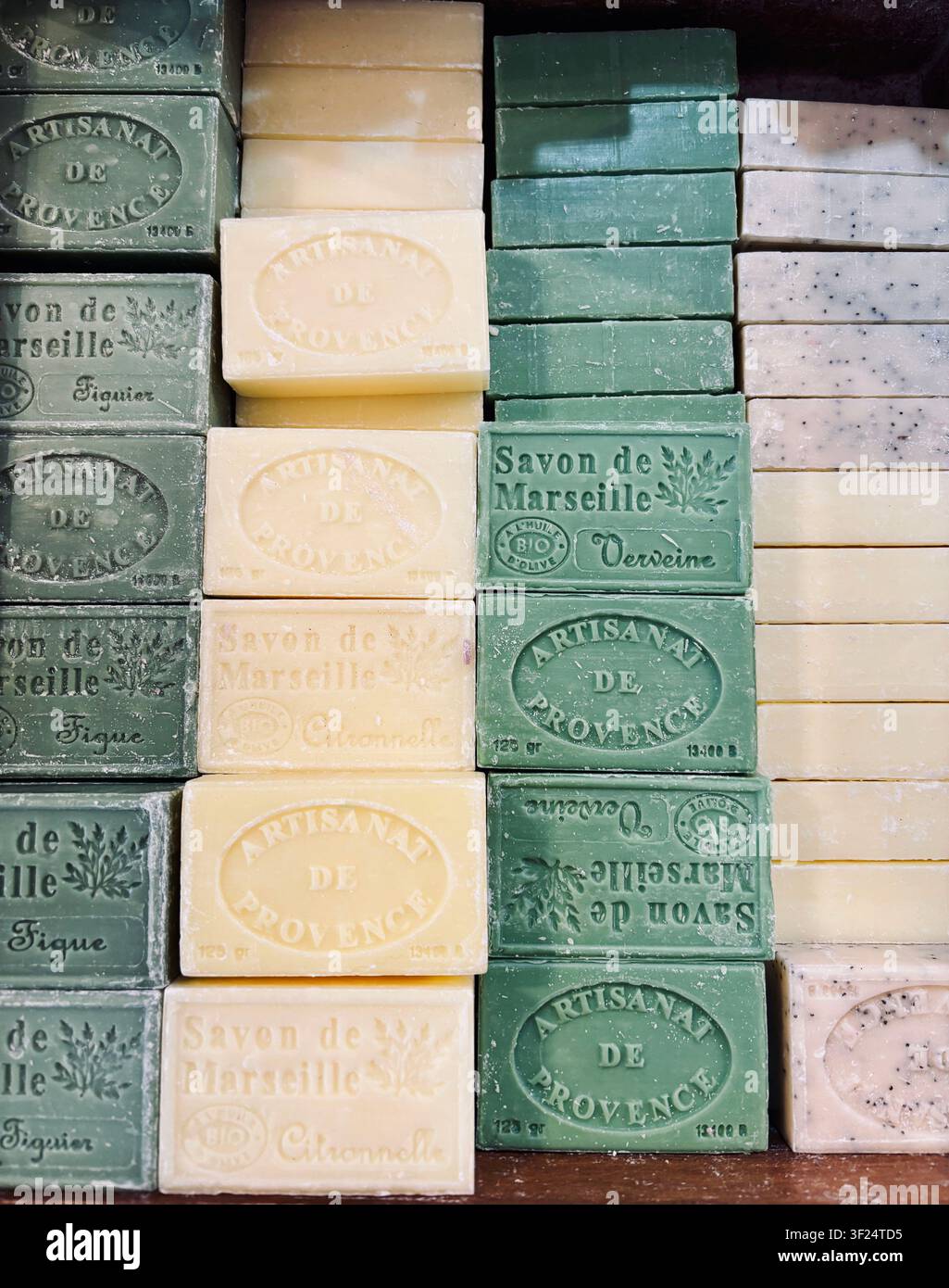 Close up di saponi francesi tradizionali a base di vegetali ecologici. Perfetti per la cura organica della pelle e il benessere. Foto Stock