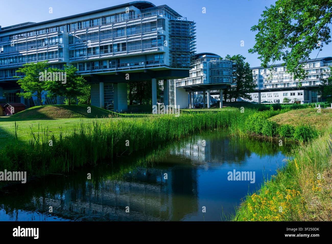 Architettura moderna del Kongresshotel Potsdam sulle rive del lago Templin, Brandeburgo, Germania. Foto Stock