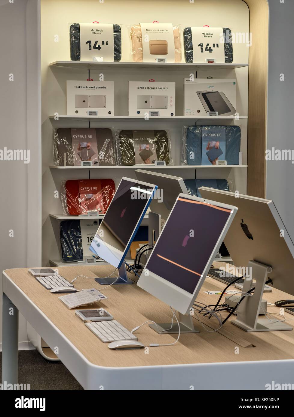 Praga, Repubblica Ceca - 16 luglio 2026: Interno di un Apple Store ufficiale con computer iMac, accessori e il design minimalista di vendita al dettaglio del marchio Foto Stock
