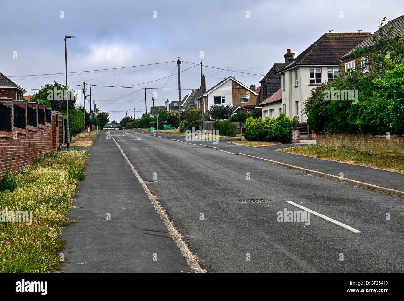 Strada tranquilla in una città inglese senza auto o persone Foto Stock