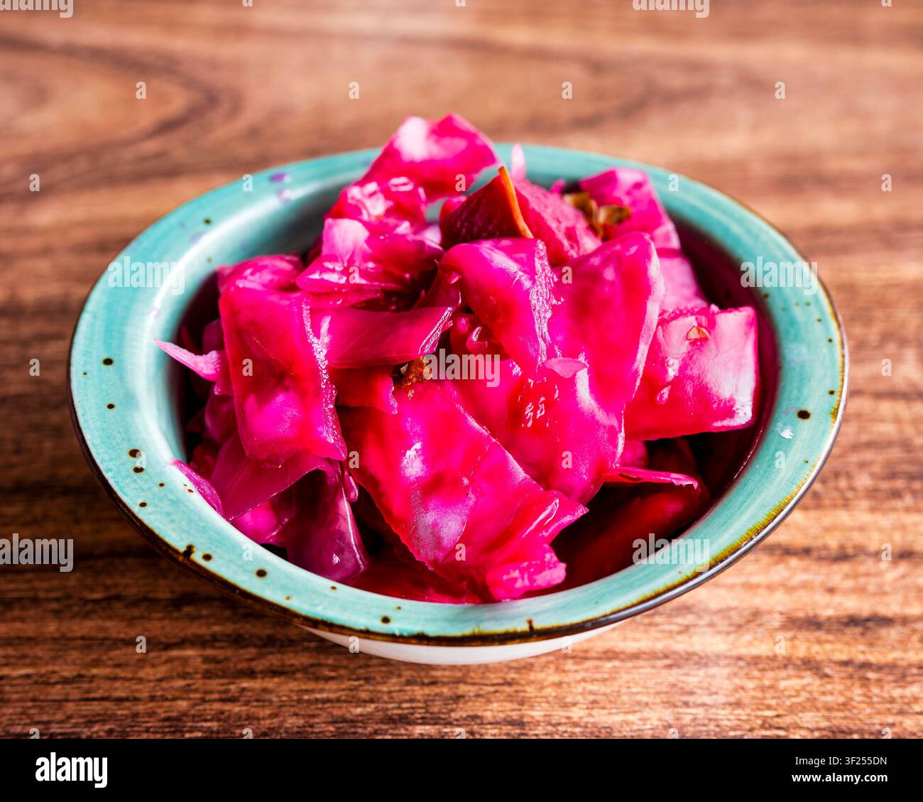Lahana Turşusu turco tradizionale, cavolo rosso sottaceto con barbabietola in una ciotola turchese. Foto Stock