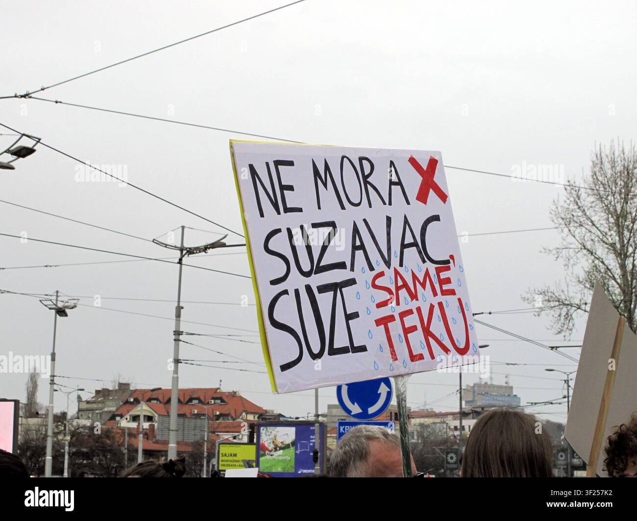 Striscione con la scritta "Non c’è bisogno di gas lacrimogeni, le lacrime scorrono da sole" alla protesta studentesca contro la corruzione a Belgrado (Serbia) Foto Stock